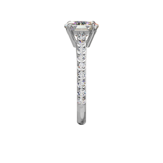Bague Classique sertie émeraude est-ouest, diamant de synthèse de 4 carats, or blanc 18 carats recyclé, vue de profil