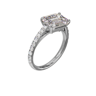 Bague Classique sertie émeraude est-ouest, diamant de synthèse de 4 carats, or blanc 18 carats recyclé, vue de trois quarts en plongée
