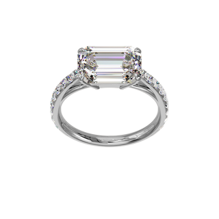 Bague Classique sertie émeraude est-ouest, diamant de synthèse de 4 carats, or blanc 18 carats recyclé, vue de face en plongée