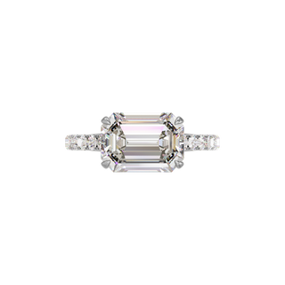 Bague Classique sertie émeraude est-ouest, diamant de synthèse de 4 carats, or blanc 18 carats recyclé, vue de dessus