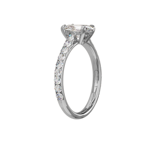 Bague Classique sertie ovale, diamant de synthèse de 1 carat, or blanc 18 carats recyclé, vue de trois quarts
