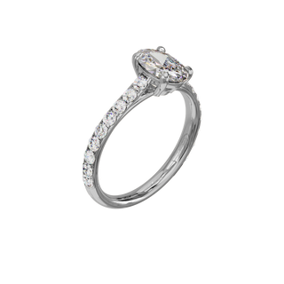 Bague Classique sertie ovale, diamant de synthèse de 1 carat, or blanc 18 carats recyclé, vue de trois quarts en plongée