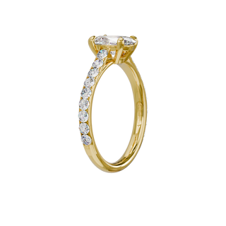 Bague Classique sertie ovale, diamant de synthèse de 1 carat, or jaune 18 carats recyclé, vue de trois quarts