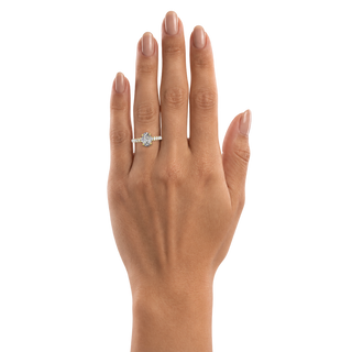 Bague Classique sertie ovale, diamant de synthèse de 1 carat, or jaune 18 carats recyclé, portée au doigt