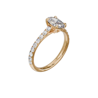 Bague Classique sertie ovale, diamant de synthèse de 1 carat, or rose 18 carats recyclé, vue de trois quarts en plongée