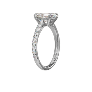 Bague Classique sertie ovale, diamant de synthèse de 2 carats, or blanc 18 carats recyclé, vue de trois quarts