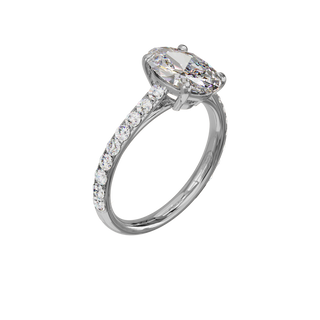 Bague Classique sertie ovale, diamant de synthèse de 2 carats, or blanc 18 carats recyclé, vue de trois quarts en plongée