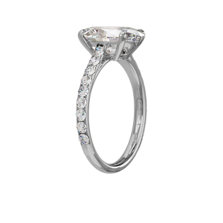 Bague Classique sertie ovale, diamant de synthèse de 3 carats, or blanc 18 carats recyclé, vue de trois quarts