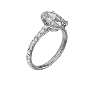 Bague Classique sertie ovale, diamant de synthèse de 3 carats, or blanc 18 carats recyclé, vue de trois quarts en plongée