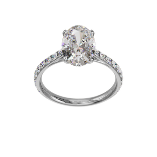 Bague Classique sertie ovale, diamant de synthèse de 3 carats, or blanc 18 carats recyclé, vue de face en plongée