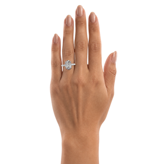 Bague Classique sertie ovale, diamant de synthèse de 3 carats, or blanc 18 carats recyclé, portée au doigt