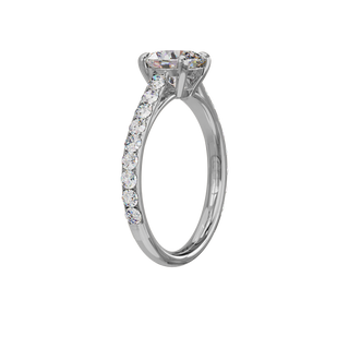 Bague Classique sertie ronde, diamant de synthèse de 1 carat, or blanc 18 carats recyclé, vue de trois quarts