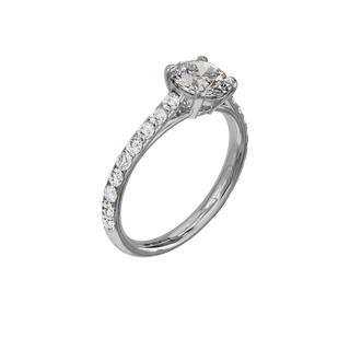 Bague Classique sertie ronde, diamant de synthèse de 1 carat, or blanc 18 carats recyclé, vue de trois quarts en plongée