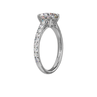 Bague Classique sertie ronde, diamant de synthèse de 1,5 carat, or blanc 18 carats recyclé, vue de trois quarts