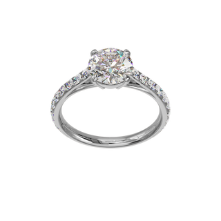Bague Classique sertie ronde, diamant de synthèse de 1,5 carat, or blanc 18 carats recyclé, vue de face en plongée