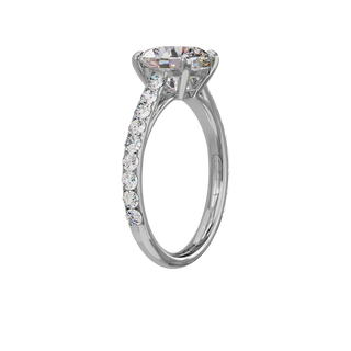 Bague Classique sertie ronde, diamant de synthèse de 2 carats, or blanc 18 carats recyclé, vue de trois quarts