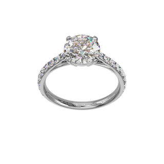 Bague Classique sertie ronde, diamant de synthèse de 2 carats, or blanc 18 carats recyclé, vue de face en plongée
