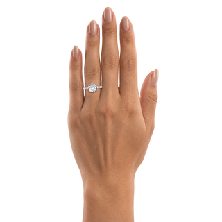 Bague Classique sertie ronde, diamant de synthèse de 2 carats, or blanc 18 carats recyclé, portée au doigt