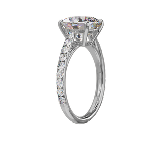 Bague Classique sertie ronde, diamant de synthèse de 3 carats, or blanc 18 carats recyclé, vue de trois quarts
