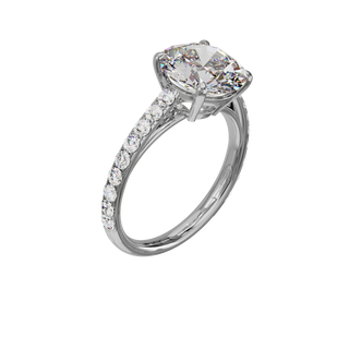 Bague Classique sertie ronde, diamant de synthèse de 3 carats, or blanc 18 carats recyclé, vue de trois quarts en plongée