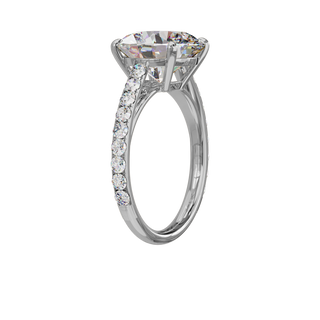 Bague Classique sertie ronde, diamant de synthèse de 4 carats, or blanc 18 carats recyclé, vue de trois quarts