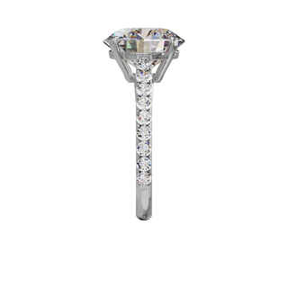 Bague Classique sertie ronde, diamant de synthèse de 4 carats, or blanc 18 carats recyclé, vue de profil
