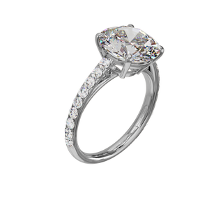 Bague Classique sertie ronde, diamant de synthèse de 4 carats, or blanc 18 carats recyclé, vue de trois quarts en plongée