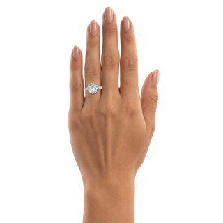 Bague Classique sertie ronde, diamant de synthèse de 4 carats, or blanc 18 carats recyclé, portée au doigt