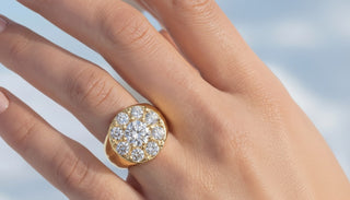 Daisy signet ring in lab-grown diamonds and recycled gold
