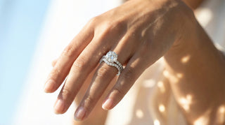 porté Alliance et solitaire Classique Origine Paris au doigt