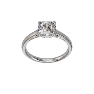 Bague Classique coussin, diamant de synthèse de 2 carats, or blanc 18 carats recyclé, vue de face en plongée