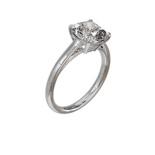 Bague Classique coussin, diamant de synthèse de 3 carats, or blanc 18 carats recyclé, vue de trois quarts en plongée