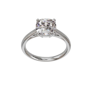 Bague Classique coussin, diamant de synthèse de 3 carats, or blanc 18 carats recyclé, vue de face en plongée