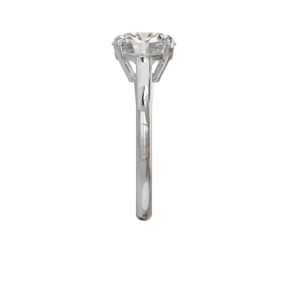 Bague Classique coussin, diamant de synthèse de 3 carats, or blanc 18 carats recyclé, vue de profil