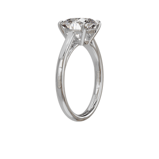 Bague Classique coussin, diamant de synthèse de 3 carats, or blanc 18 carats recyclé, vue de trois quarts