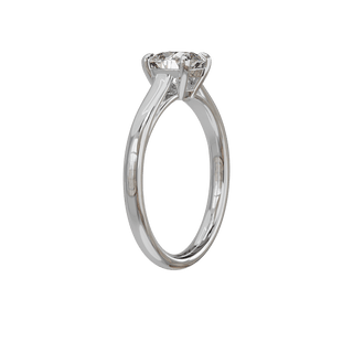 Bague Classique coussin, diamant de synthèse de 1 carat, or blanc 18 carats recyclé, vue de trois quarts