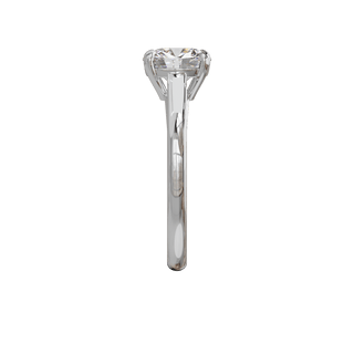Bague Classique coussin, diamant de synthèse de 2 carats, or blanc 18 carats recyclé, vue de profil