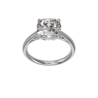 Bague Classique coussin, diamant de synthèse de 4 carats, or blanc 18 carats recyclé, vue de face en plongée