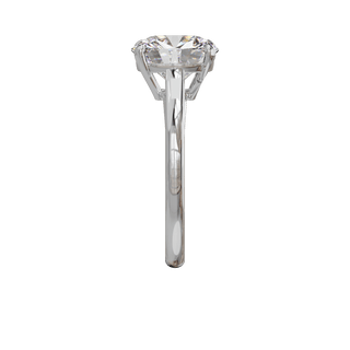 Bague Classique coussin, diamant de synthèse de 4 carats, or blanc 18 carats recyclé, vue de profil