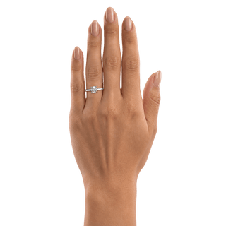 Bague Classique coussin, diamant de synthèse de 1 carat, or blanc 18 carats recyclé, portée au doigt