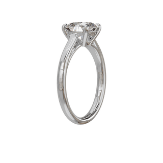 Bague Classique coussin, diamant de synthèse de 2 carats, or blanc 18 carats recyclé, vue de trois quarts