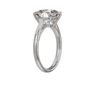 Bague Classique coussin, diamant de synthèse de 4 carats, or blanc 18 carats recyclé, vue de trois quarts