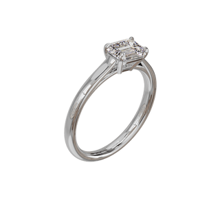 Bague Classique émeraude est-ouest, diamant de synthèse de 1 carat, or blanc 18 carats recyclé, vue de trois quarts en plongée