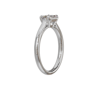 Bague Classique émeraude est-ouest, diamant de synthèse de 1 carat, or blanc 18 carats recyclé, vue de trois quarts