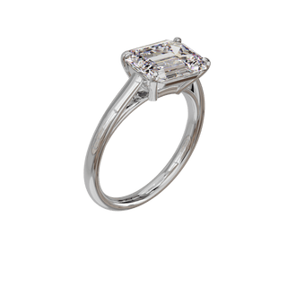Bague Classique émeraude est-ouest, diamant de synthèse de 4 carats, or blanc 18 carats recyclé, vue de trois quarts en plongée