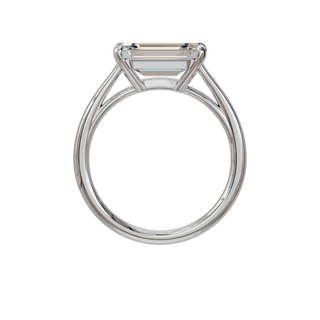 Bague Classique émeraude est-ouest, diamant de synthèse de 4 carats, or blanc 18 carats recyclé, vue de face