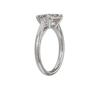 Bague Classique émeraude est-ouest, diamant de synthèse de 3 carats, or blanc 18 carats recyclé, vue de trois quarts