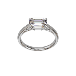 Bague Classique émeraude est-ouest, diamant de synthèse de 2 carats, or blanc 18 carats recyclé, vue de face en plongée