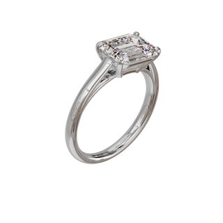Bague Classique émeraude est-ouest, diamant de synthèse de 3 carats, or blanc 18 carats recyclé, vue de trois quarts en plongée