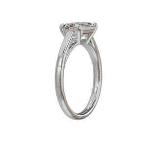 Bague Classique émeraude est-ouest, diamant de synthèse de 2 carats, or blanc 18 carats recyclé, vue de trois quarts